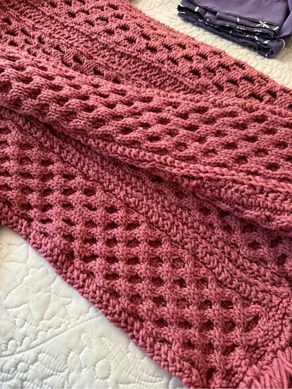 Handmade dusty rose crochet wrap with openwork lattice pattern and fringed ends, - Picture 4 of 7